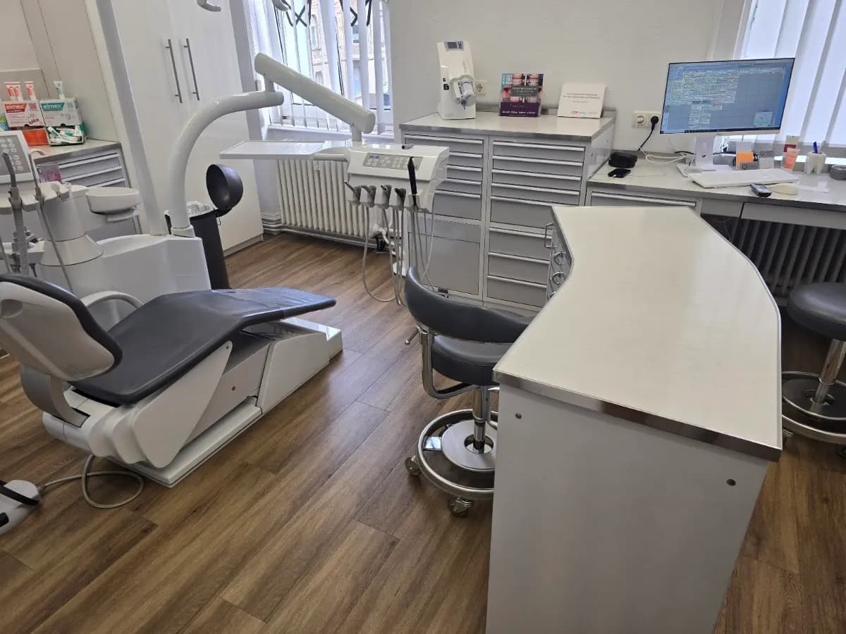 Dr. Arzu Budak — Foto aus dem Google-Eintrag der Praxis