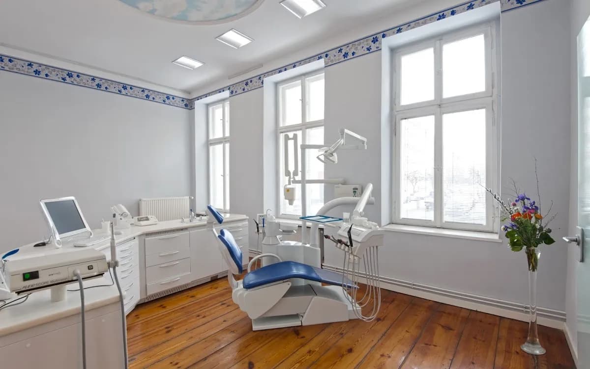 Dr. Dana Weigel - Spezialist für Ästhetik und Funktion in der Zahnmedizin (DGÄZ) - Berlin — Foto aus dem Google-Eintrag der Praxis