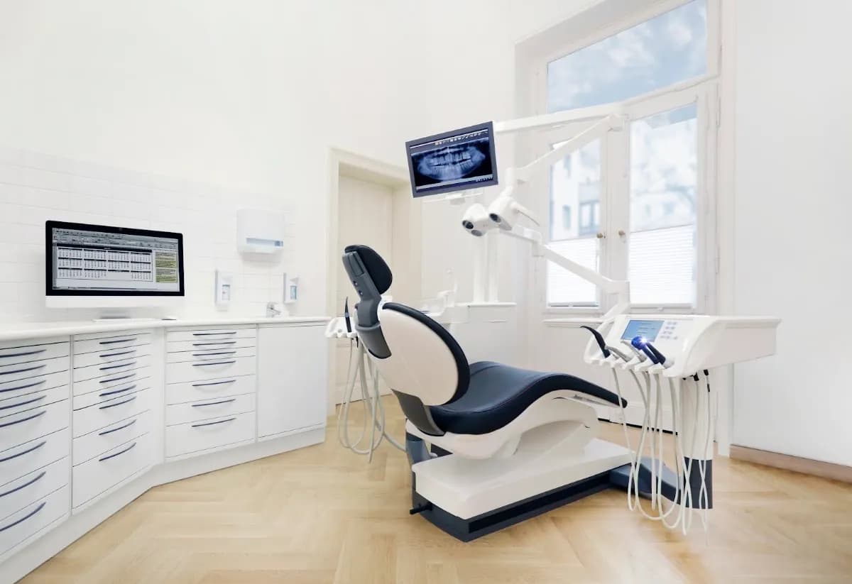 Dr. Dennis Brandt — Foto aus dem Google-Eintrag der Praxis