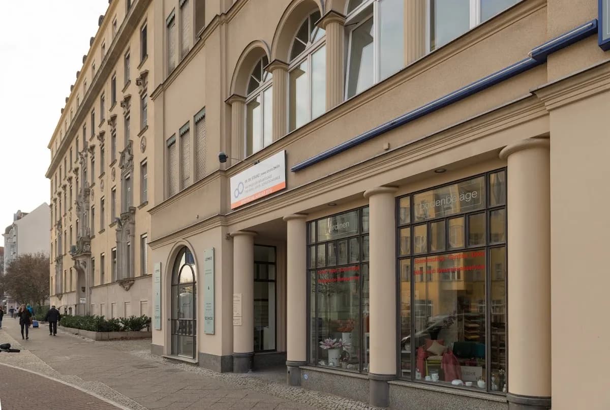 Dr. Dr. Anette Strunz — Foto aus dem Google-Eintrag der Praxis