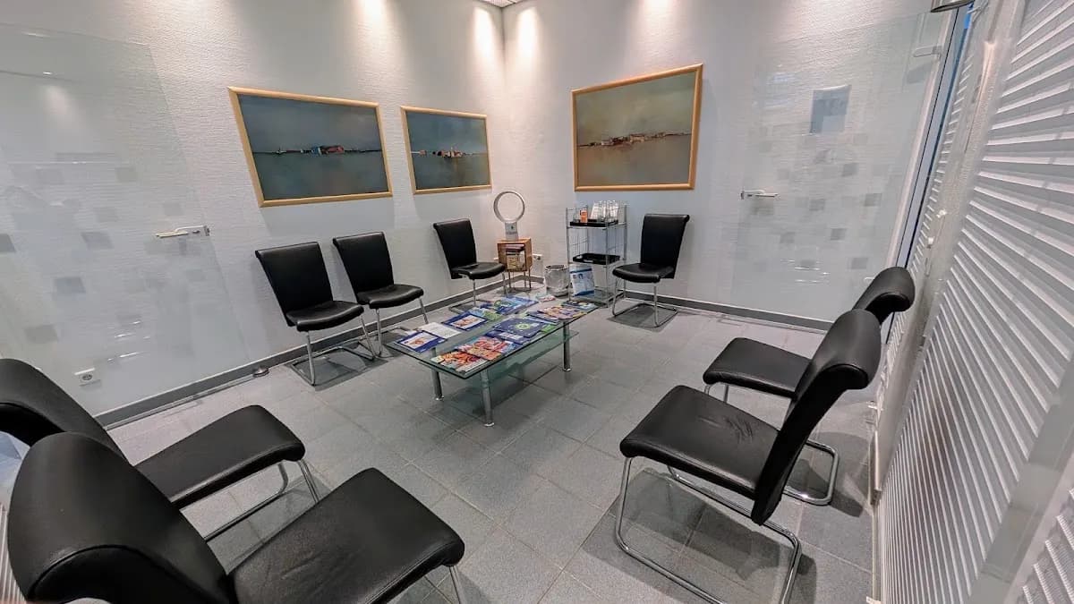 Dr. Dr. Thomas Thein — Foto aus dem Google-Eintrag der Praxis