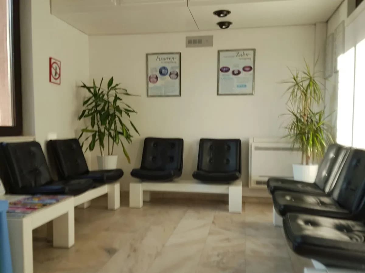 Dr. med. dent. Emine Gültekin — Foto aus dem Google-Eintrag der Praxis