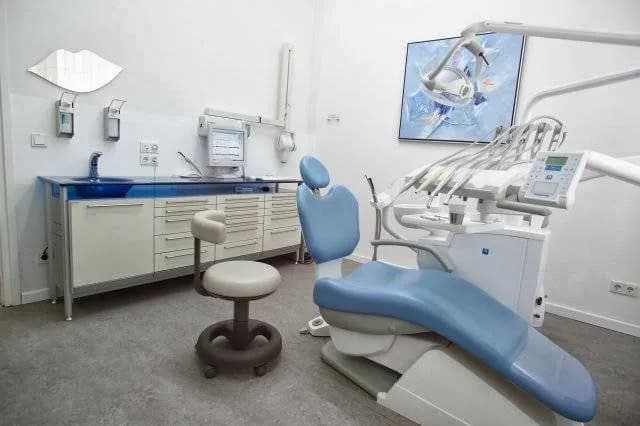 Dr. med. dent Philipp Feichtner — Foto aus dem Google-Eintrag der Praxis