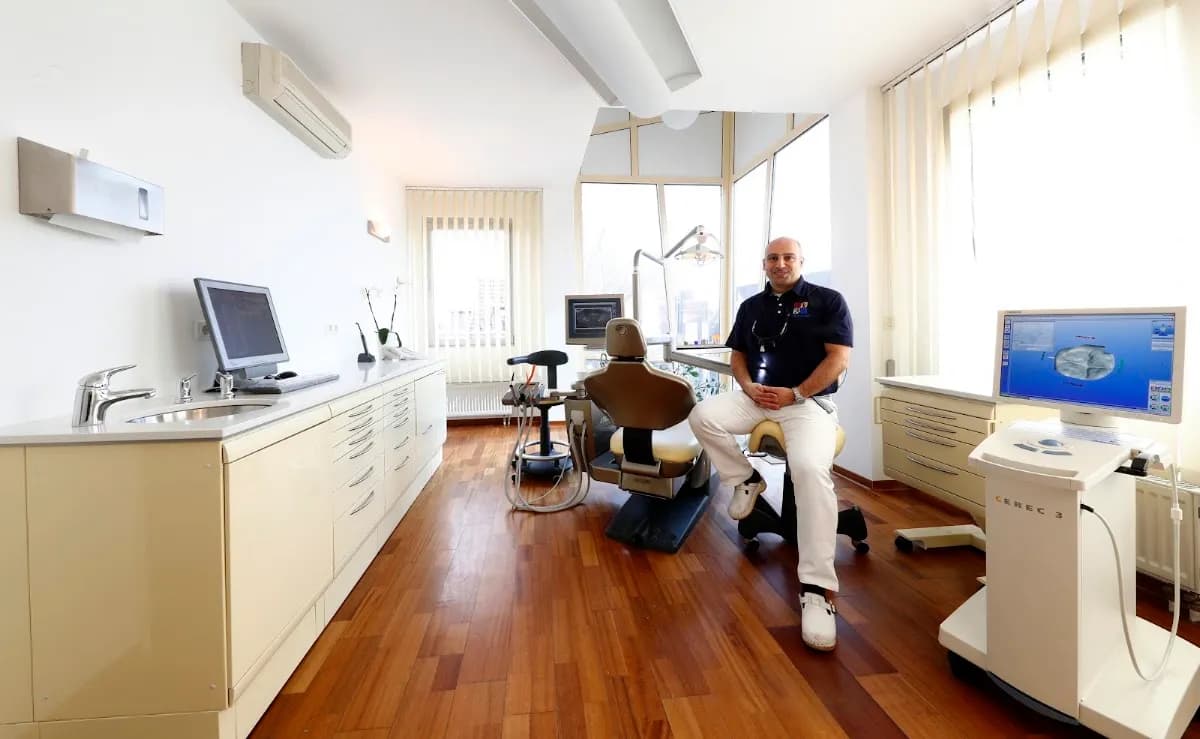 Dr. med. dent. Sevan Arzuyan — Foto aus dem Google-Eintrag der Praxis