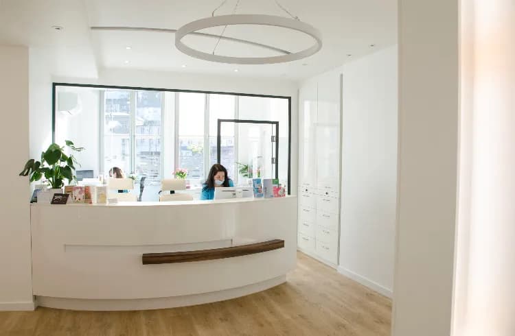 Faraj Dental (Zahnarztpraxis Dr.-medic stom. (R) Nasseer, Anis&Venus Faraj) — Foto aus dem Google-Eintrag der Praxis