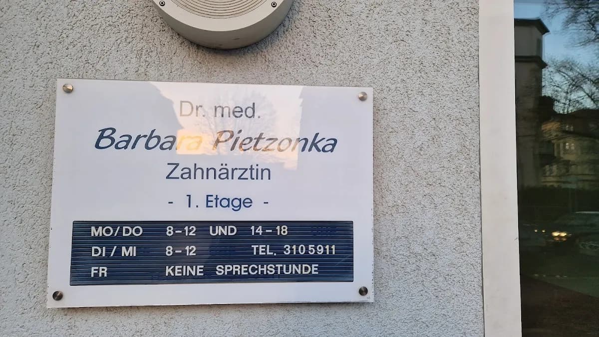 Frau Dr. med. dent. Barbara Pietzonka — Foto aus dem Google-Eintrag der Praxis