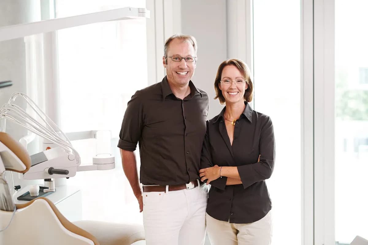 Frau Dr. med. dent. Klaudia Brauner — Foto aus dem Google-Eintrag der Praxis