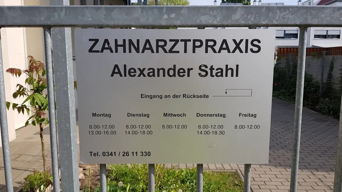 Herr Alexander Stahl — Foto aus dem Google-Eintrag der Praxis