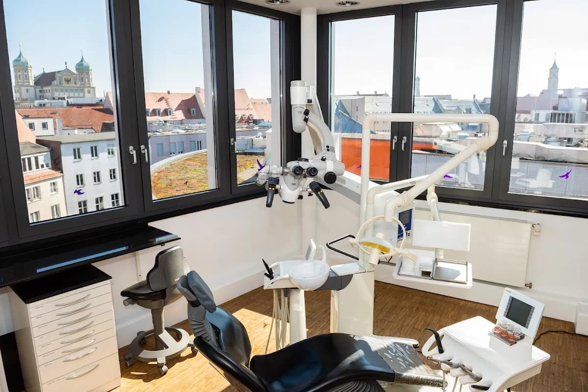 Herr Dr. Dr. Philipp Sturz — Foto aus dem Google-Eintrag der Praxis