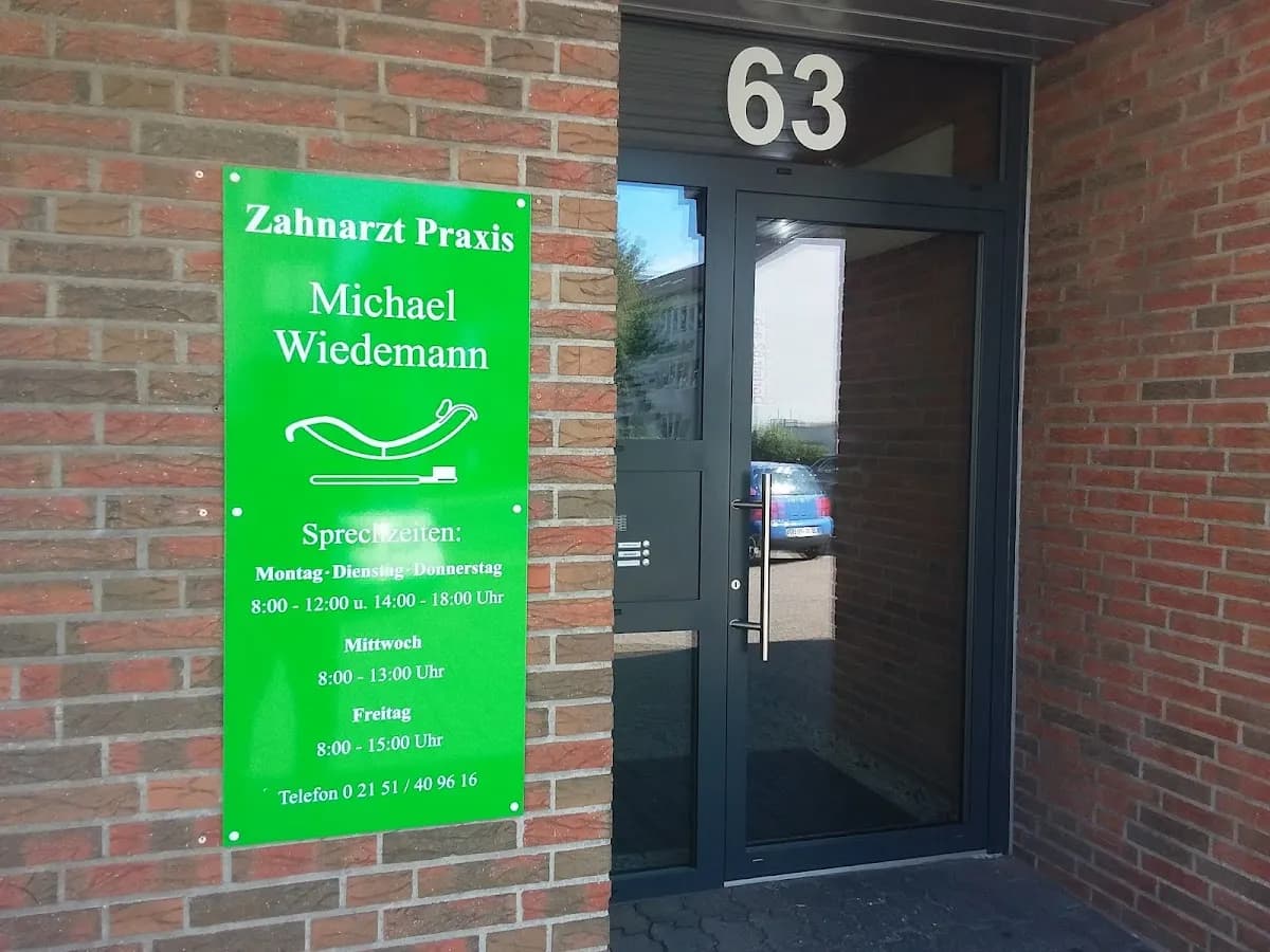 Herr Dr. med. dent. Michael Wiedemann — Foto aus dem Google-Eintrag der Praxis