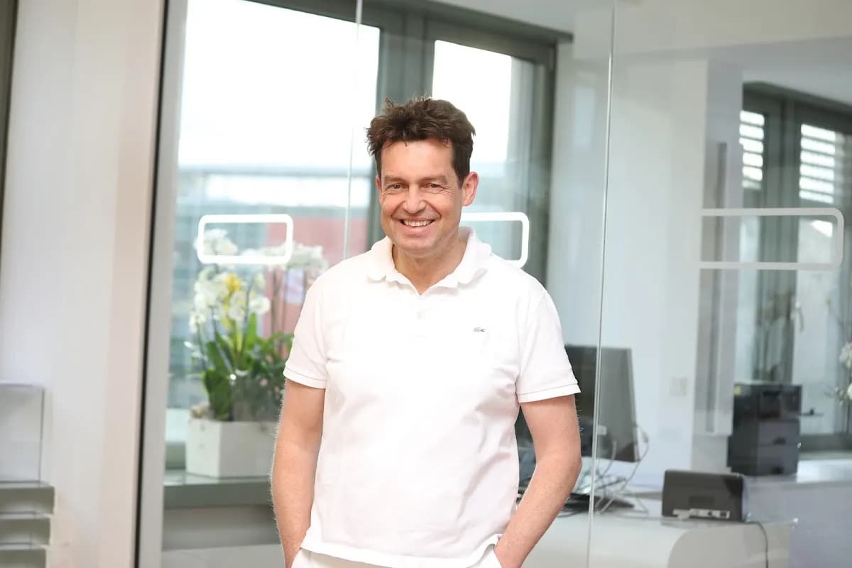 Herr Dr. Rainer Erhard Zahnarzt Chirurgie Wuppertal — Foto aus dem Google-Eintrag der Praxis