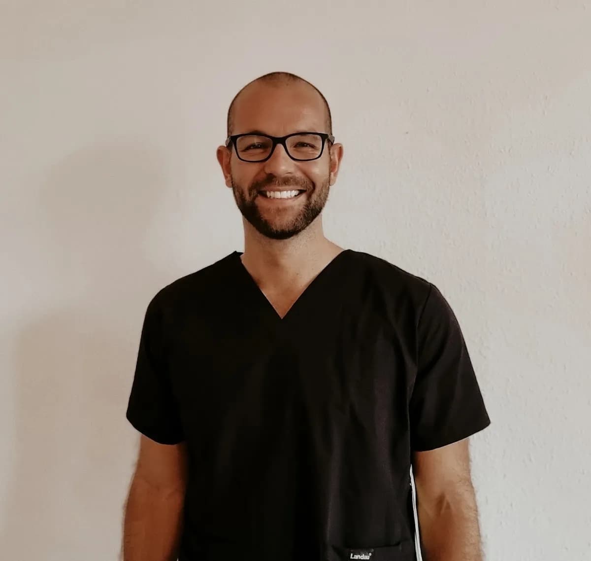 Julian Tilcher — Foto aus dem Google-Eintrag der Praxis