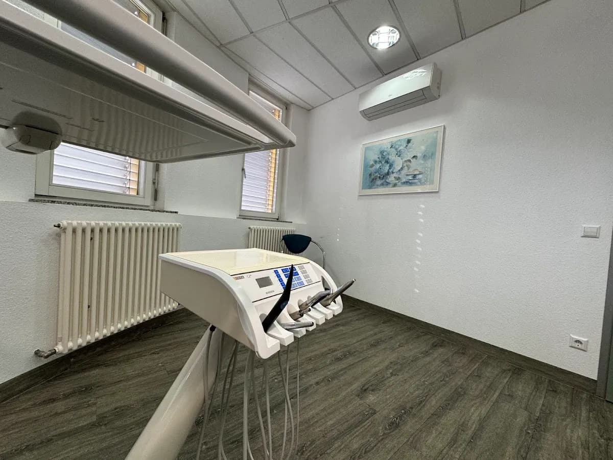 Marina und Eugen Wjal — Foto aus dem Google-Eintrag der Praxis