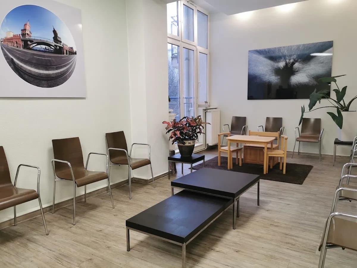 Max Dental Berlin Zahnarztpraxis Al Khnaifes/LutzSchubert — Foto aus dem Google-Eintrag der Praxis