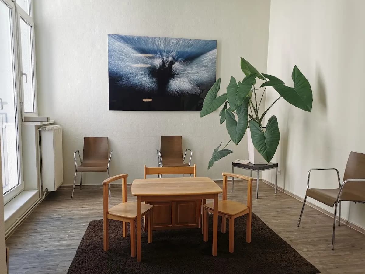 Max Dental Berlin Zahnarztpraxis Al Khnaifes/LutzSchubert — Foto aus dem Google-Eintrag der Praxis