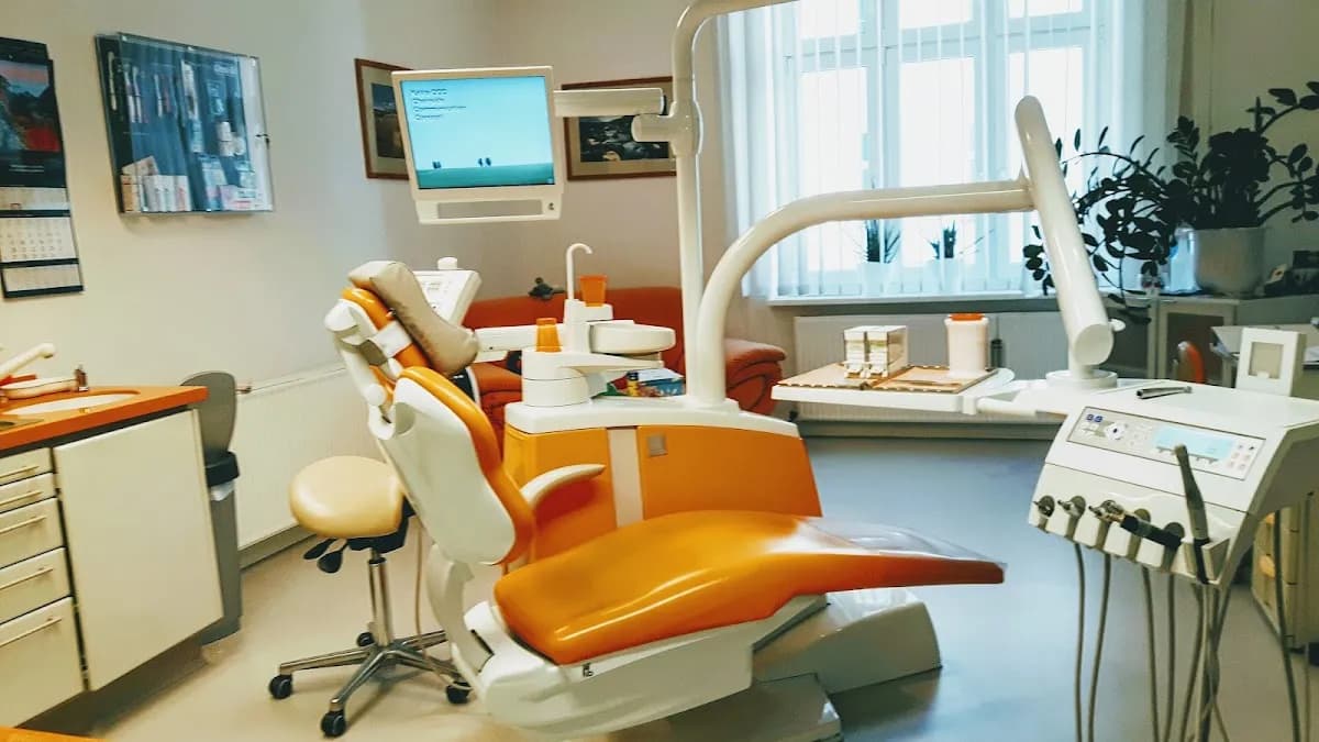 Max Dental Berlin Zahnarztpraxis Al Khnaifes/LutzSchubert — Foto aus dem Google-Eintrag der Praxis