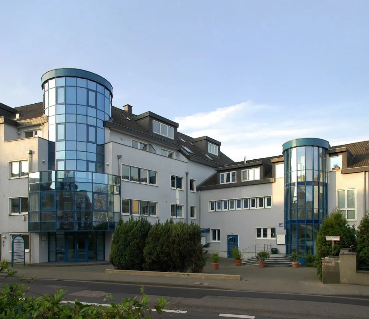 MKG - Praxisklinik Dr. M. Maaz & Partner - Spezialisten für Zahnimplantate etc. in Köln — Foto aus dem Google-Eintrag der Praxis