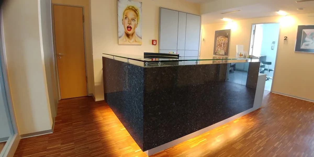 Mund-, Kiefer-, plastische Gesichtschirurgie MVZ Implantatzentrum Rhein West Klinik LINKS VOM RHEIN — Foto aus dem Google-Eintrag der Praxis