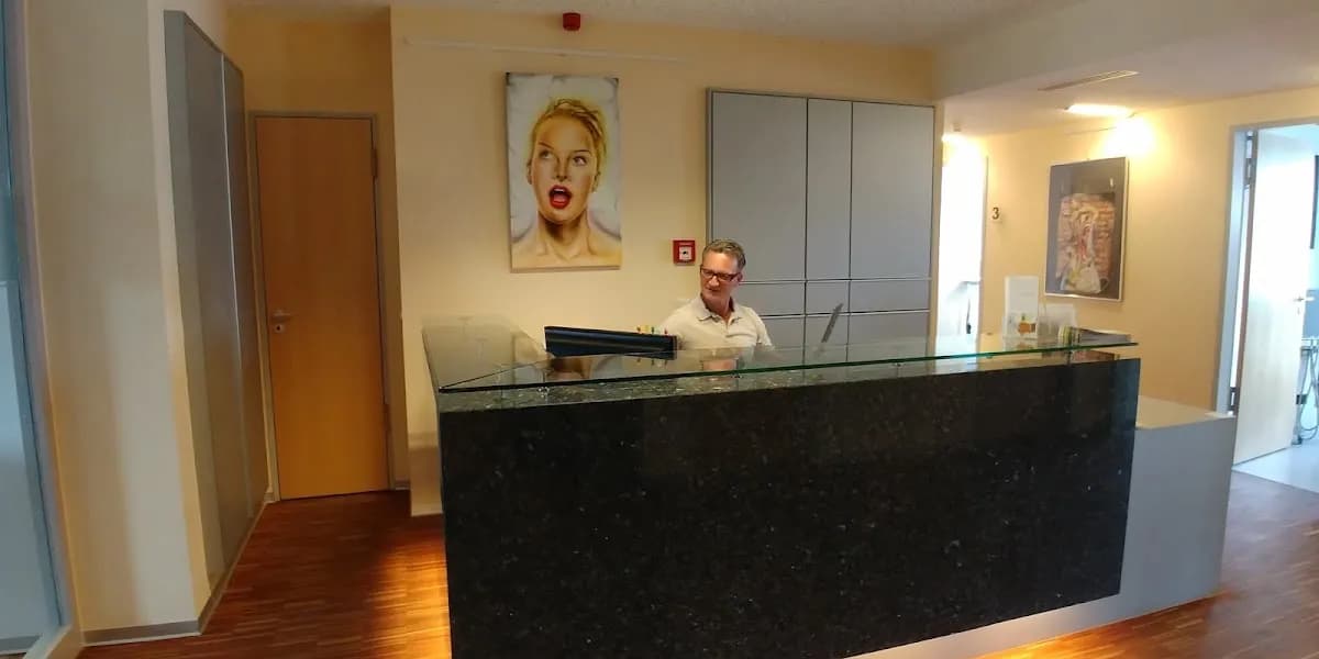 Mund-, Kiefer-, plastische Gesichtschirurgie MVZ Implantatzentrum Rhein West Klinik LINKS VOM RHEIN — Foto aus dem Google-Eintrag der Praxis