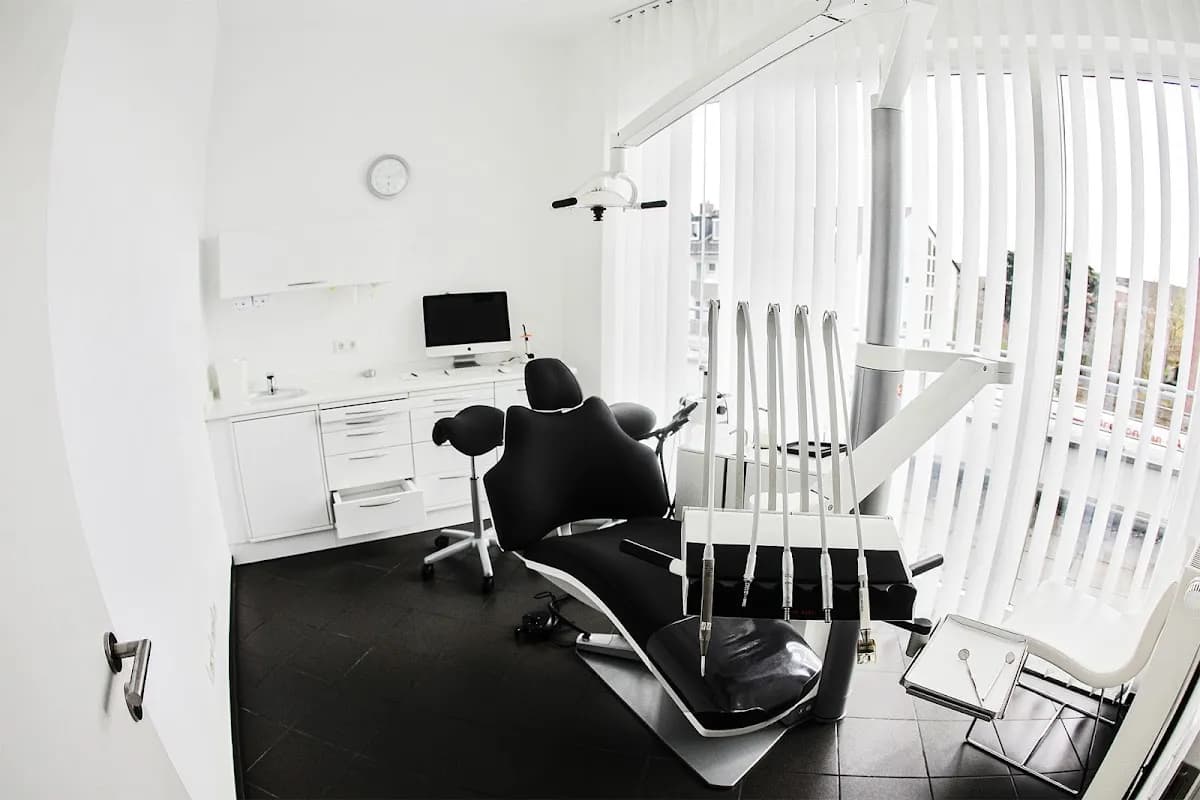 MUNDKULTUR Zahnarzt Köln Rondorf | Praxis Max Bou & Bozhidar Savev — Foto aus dem Google-Eintrag der Praxis