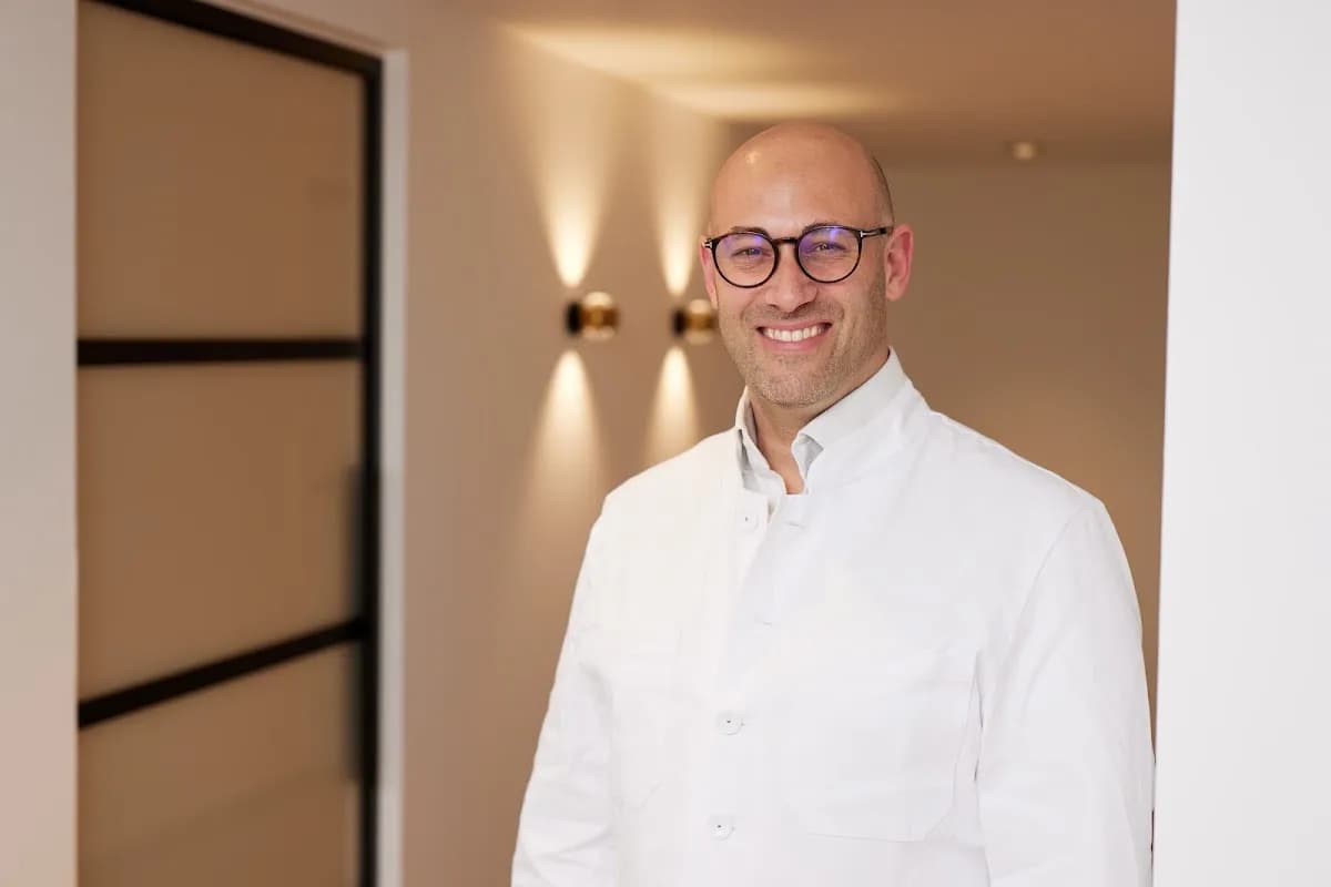PRAXISKLINIK ULMENHOF | PRIV.-DOZ. DR. DR. ALEXANDRE THOMAS ASSAF — Foto aus dem Google-Eintrag der Praxis