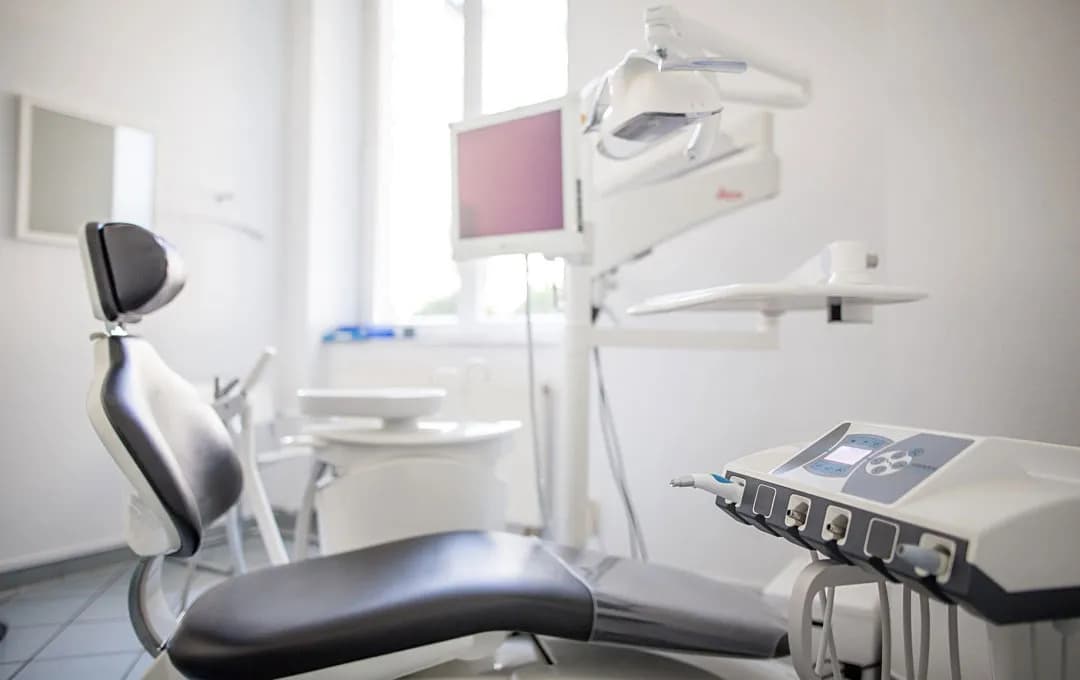 Prof. Dr. med. dent. Peter Hahner (M. Sc. Parodontologie) — Foto aus dem Google-Eintrag der Praxis