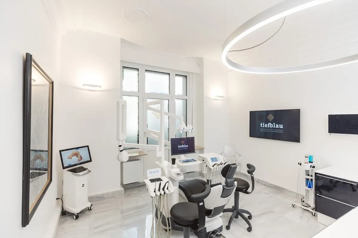 tiefblau® Fachzentrum für Zahnmedizin, Oralchirurgie & Kieferorthopädie || EST. 1985 — Foto aus dem Google-Eintrag der Praxis
