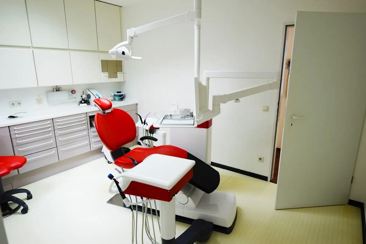 Tohid Pars, Zahnarzt / Implantolgie / Parodontologie in Bielefeld — Foto aus dem Google-Eintrag der Praxis