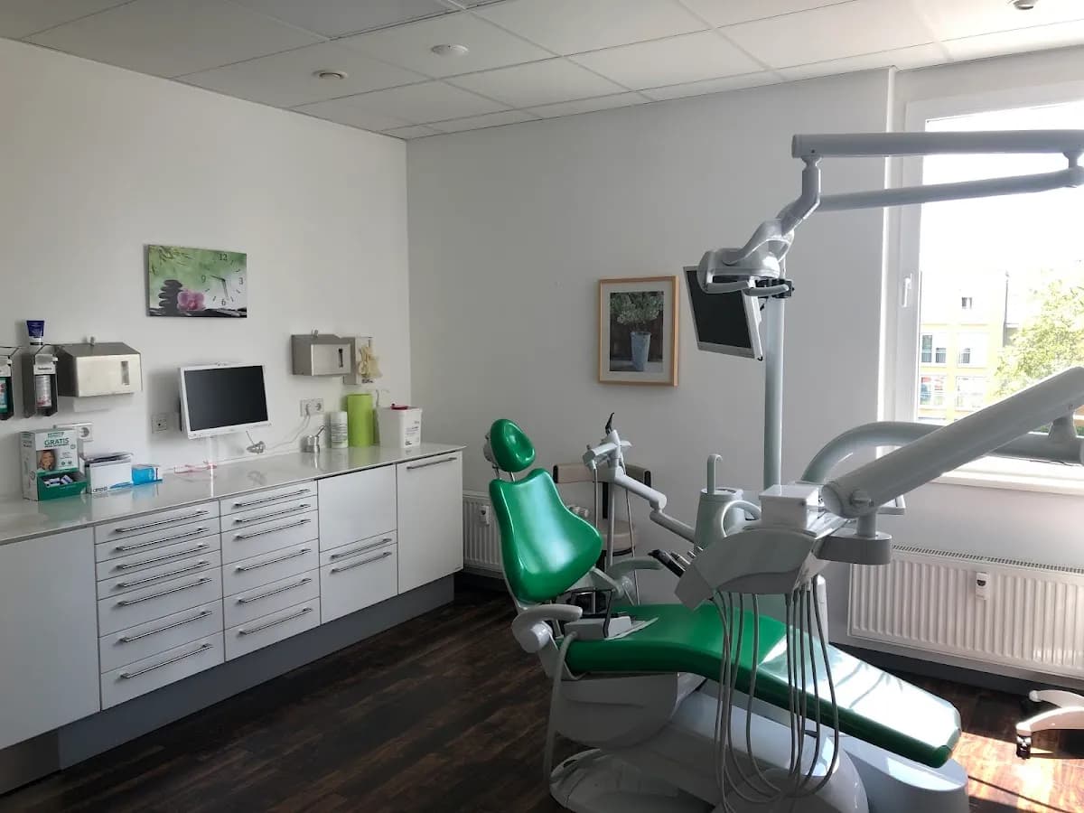Zahnarzt Frankfurt - Praxis für Implantologie und Zahnerhaltung Dr. Ralph Röser — Foto aus dem Google-Eintrag der Praxis