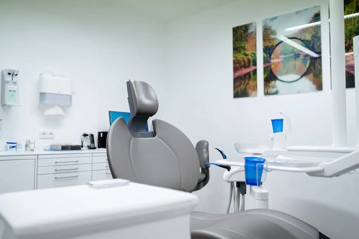 Zahnarzt Höhenberg-Universaldent — Foto aus dem Google-Eintrag der Praxis