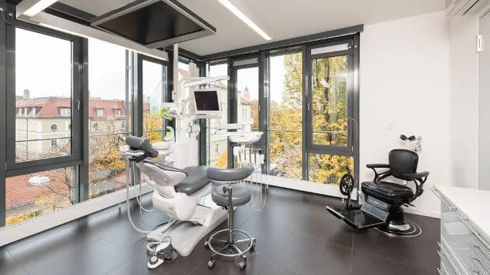 Zahnarzt in München Giesing – TP5 Dr. Madalina J. Dordea | Zahnheilkunde | Zahnimplantate | Prophylaxe — Foto aus dem Google-Eintrag der Praxis