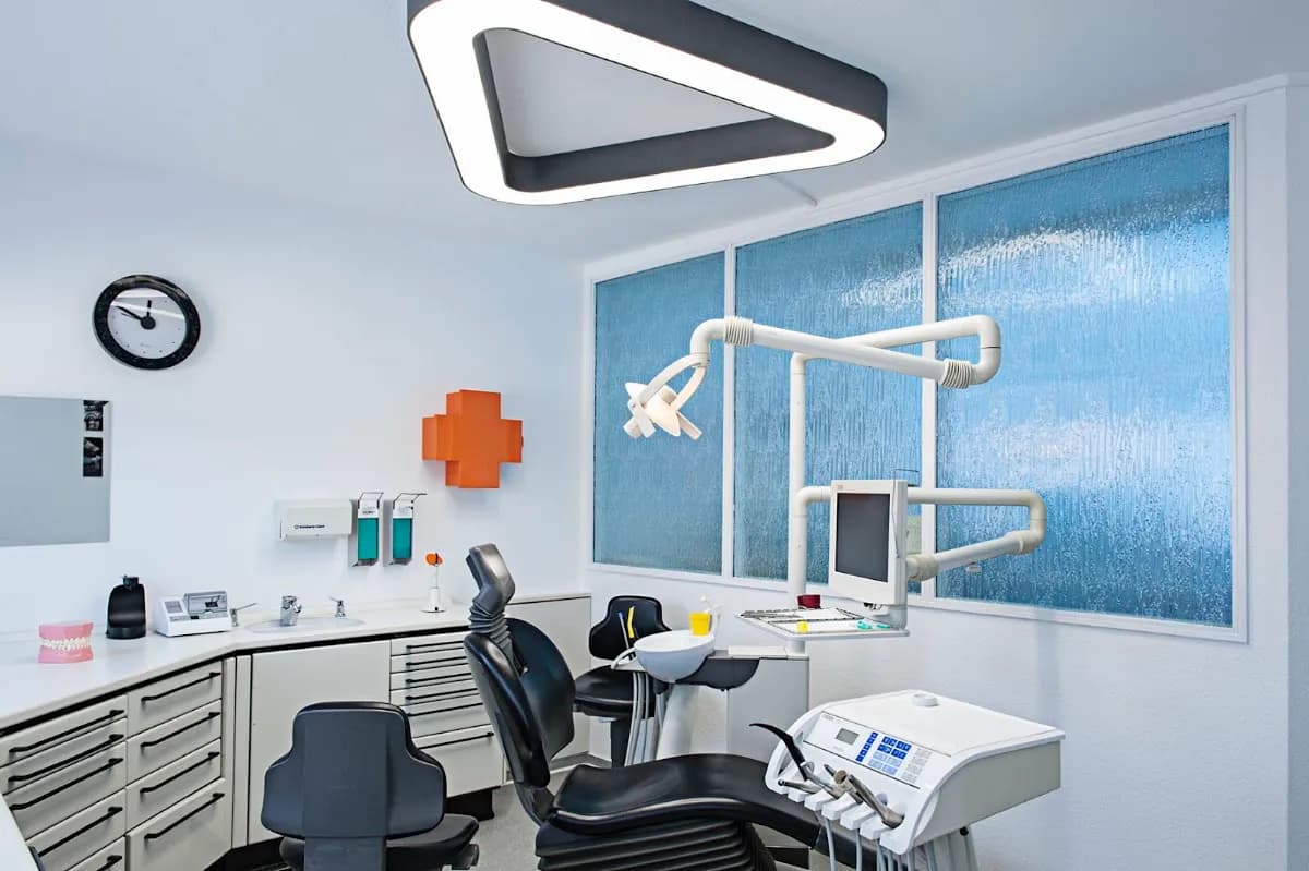 Zahnarzt Kais Zainab | All You Need Dental MVZ für Oralchirurgie und Zahnmedizin GmbH — Foto aus dem Google-Eintrag der Praxis