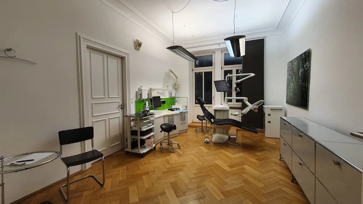 Zahnarzt München Dr. med. dent. Wolfgang Hiltscher — Foto aus dem Google-Eintrag der Praxis