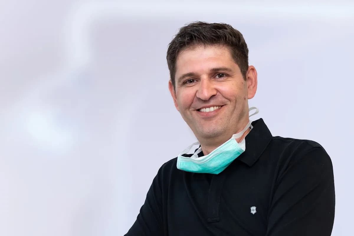 Zahnarzt Mutasim Alzubi — Foto aus dem Google-Eintrag der Praxis