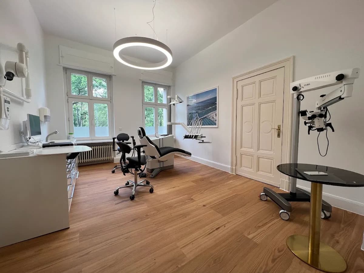Zahnarzt Zehlendorf - Dr. Johanna Leonhard + Dr. Niels Karberg — Foto aus dem Google-Eintrag der Praxis