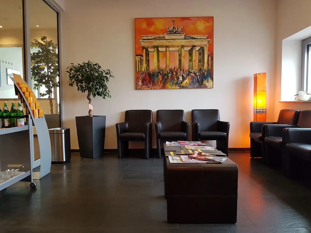 Zahnärzte im KantCenter – Dr. Marwan Khalife und Dr. Lisa Fache — Foto aus dem Google-Eintrag der Praxis