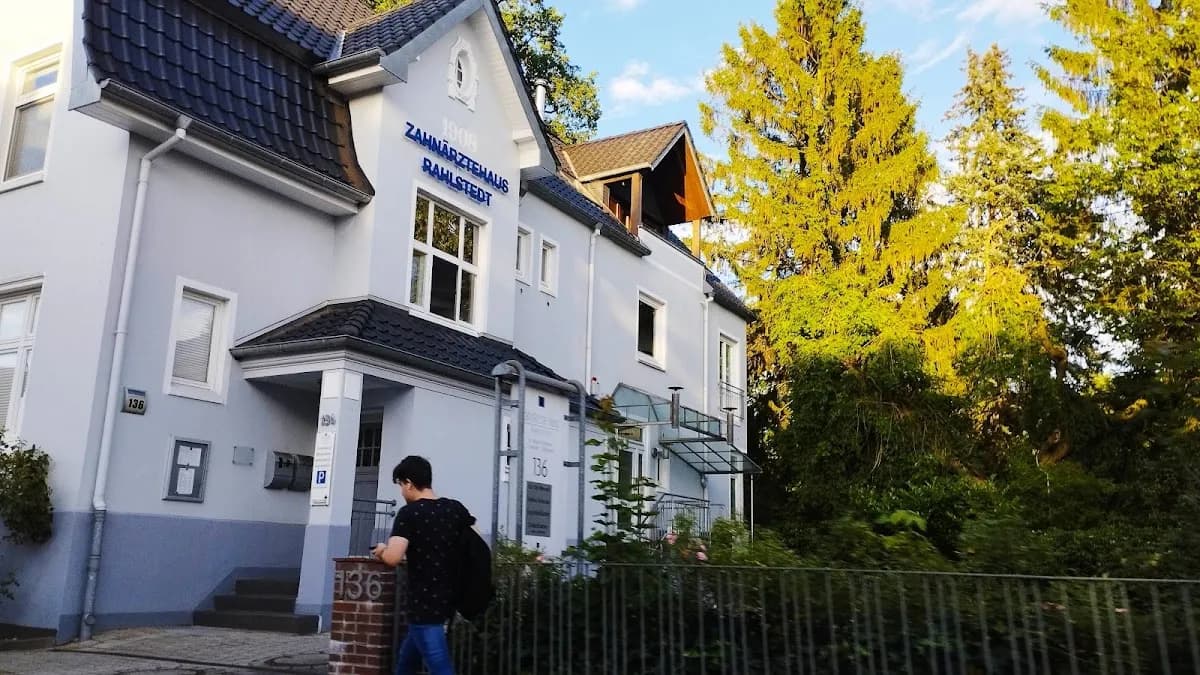 Zahnärztehaus Rahlstedt, Dr. O. Wenzel, M. Wenzel, S. Auksutat, Jörg Eddelbüttel — Foto aus dem Google-Eintrag der Praxis
