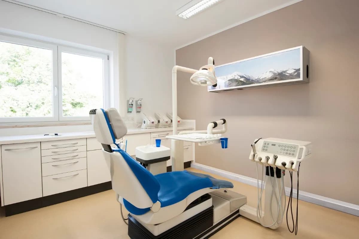 Zahnärztin München Dr. Sabrina von Rakowski | Endodontie, Implantate, Zahnersatz | — Foto aus dem Google-Eintrag der Praxis