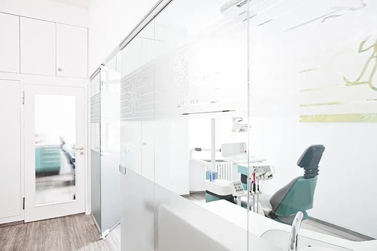 Zahnarztpraxis am Marheinekeplatz- Gesundheit und Ästhetik in Berlin Kreuzberg- Rabi Omari — Foto aus dem Google-Eintrag der Praxis