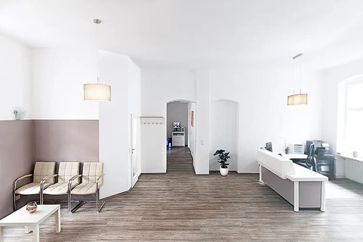 Zahnarztpraxis am Marheinekeplatz- Gesundheit und Ästhetik in Berlin Kreuzberg- Rabi Omari — Foto aus dem Google-Eintrag der Praxis