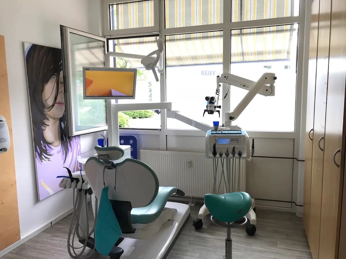 Zahnarztpraxis Degerloch Dr. Noushin Farivar Tanha Zahnärztin — Foto aus dem Google-Eintrag der Praxis