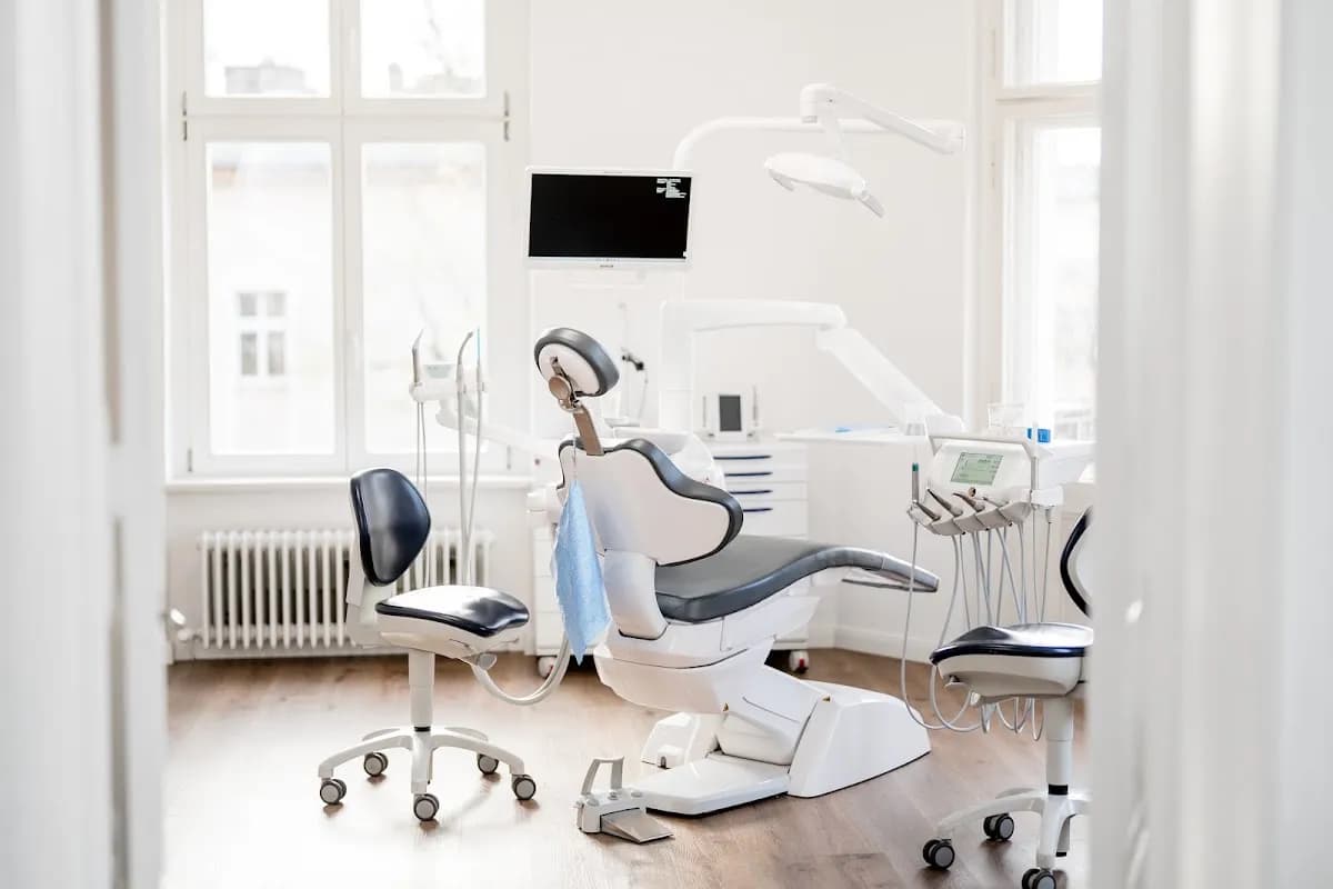 Zahnarztpraxis Dental Residenz - Dr. Albert Sakkazov — Foto aus dem Google-Eintrag der Praxis
