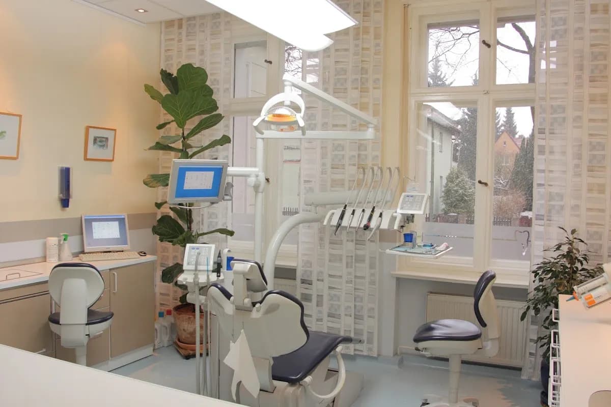 Zahnarztpraxis dental total - Dr. Martin Kaminsky MSc., Dr. Khadijeh Karim Zadeh — Foto aus dem Google-Eintrag der Praxis