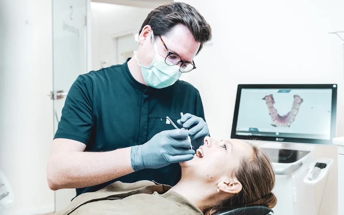Zahnarztpraxis dentalind - Fabian Sonnenfeld - Zahnarzt in Köln Lindenthal - Ehemalige Zahnarztpraxis von Dr. Rolf Burbach — Foto aus dem Google-Eintrag der Praxis