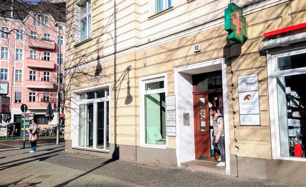 Zahnarztpraxis Dr. Karashouli & Kollegen — Foto aus dem Google-Eintrag der Praxis
