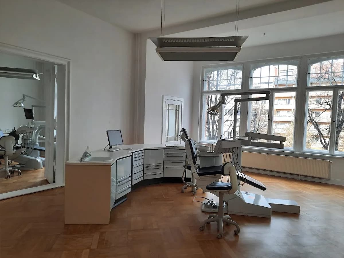 Zahnarztpraxis Dr. Svetlana Serkedjieva — Foto aus dem Google-Eintrag der Praxis