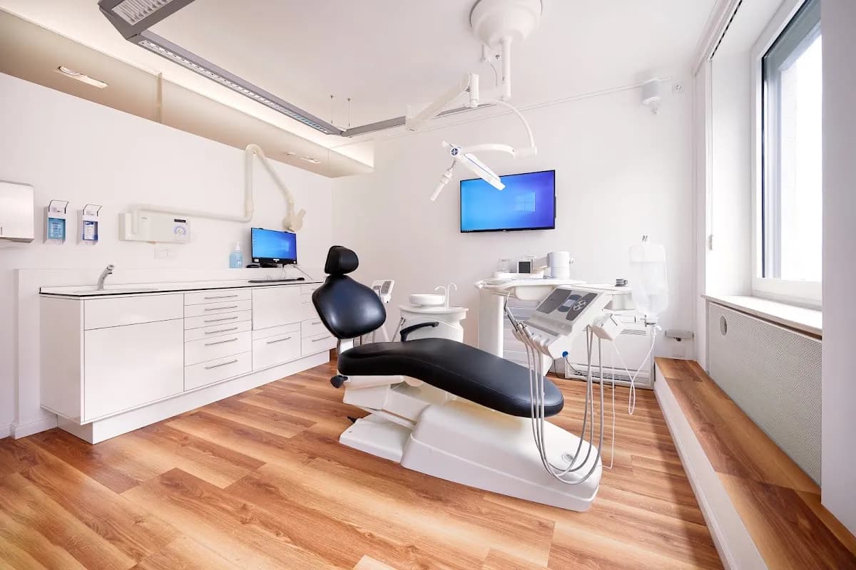 Zahnarztpraxis für Oralchirurgie & Implantologie Dres. Kniha — Foto aus dem Google-Eintrag der Praxis