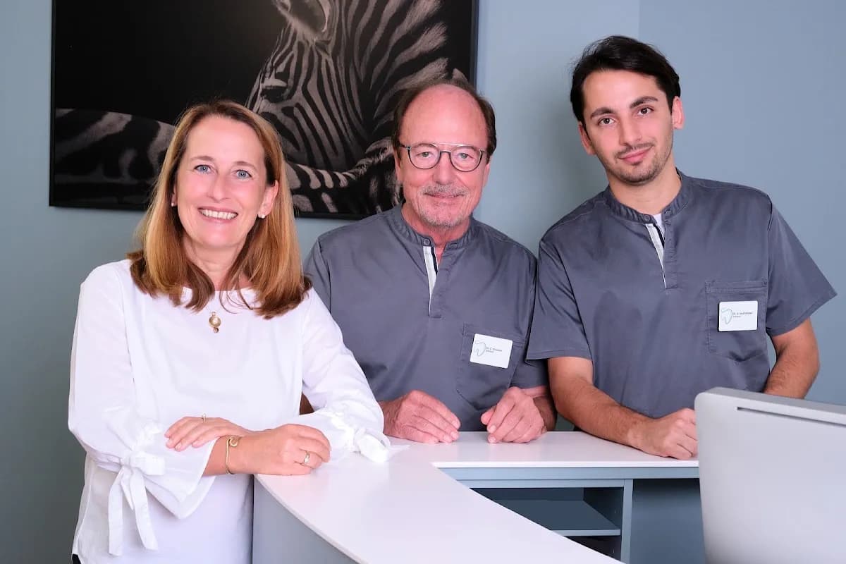 Zahnkunst im Hof — Foto aus dem Google-Eintrag der Praxis