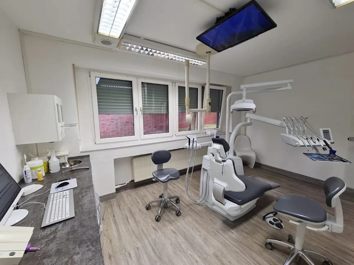 ZMZ-Walsum - Simin Abazari Zahnärztin MSc. Oralchirurgie & Implantologie — Foto aus dem Google-Eintrag der Praxis